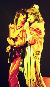 523px-mick_jagger_and_ron_wood_-_rolling_stones_-_1975