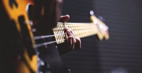Man som spelar elgitarr