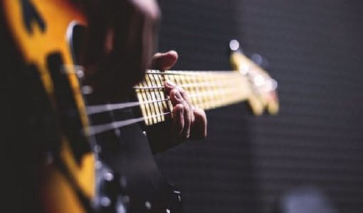 Man som spelar elgitarr